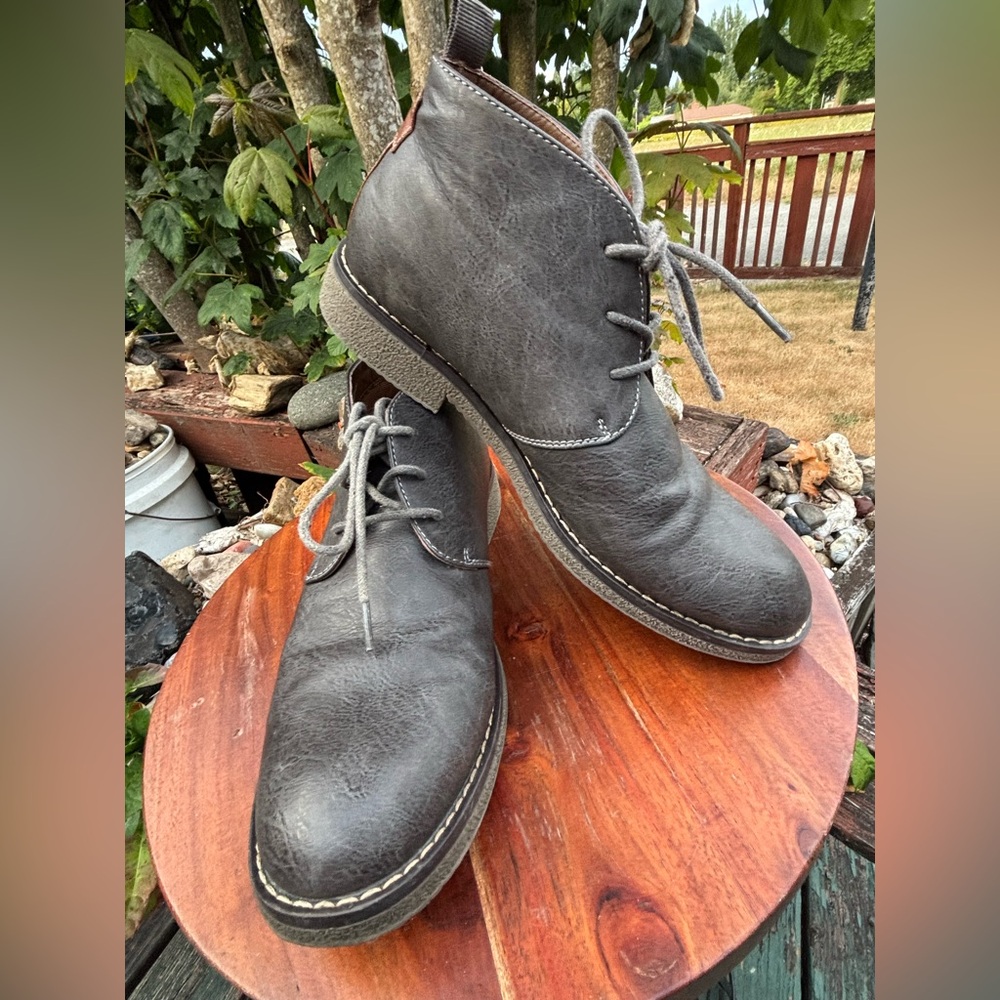 MENS size 8 R2 Gray Chukka Boots with Leather Upper and Minimalist Design